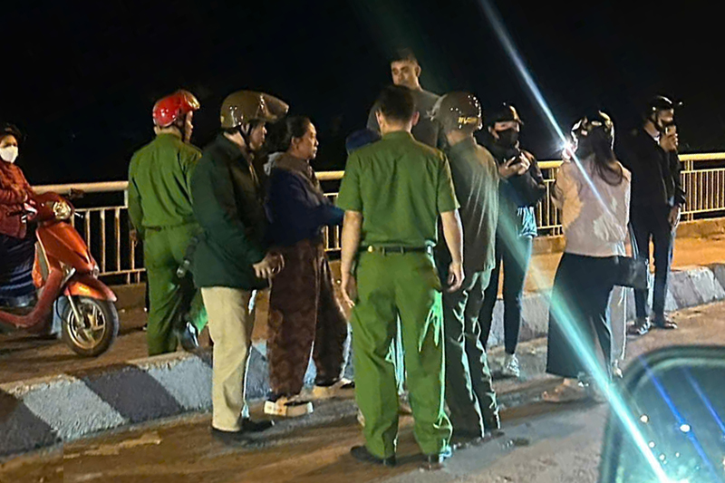 Công an phường Trường Vinh kịp thời ngăn chặn người phụ nữ có ý định nhảy cầu Bến Thủy 1 tự tử 