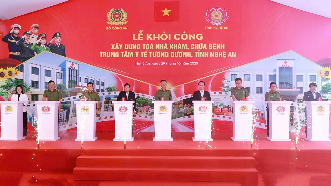 Các đại biểu thực hiện nghi thức bấm nút khởi công công trình xây dựng Trung tâm Y tế Tương Dương