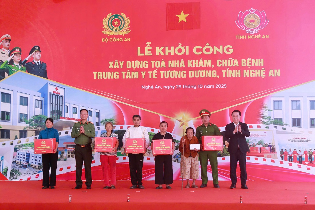 Thừa ủy quyền đồng chí Bộ trưởng Bộ Công an, đồng chí Thượng tướng Phạm Thế Tùng, Thứ trưởng Bộ Công an và đồng chí Nguyễn Đức Trung, Bí thư Tỉnh ủy trao quà tặng các hộ gia đình chính sách