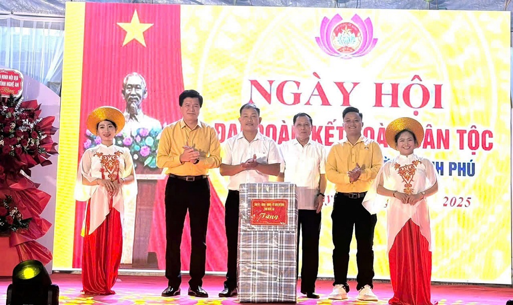 Đại diện Ủy ban MTTQ Việt Nam tỉnh Nghệ An tặng hoa và quà chúc mừng cán bộ, Nhân dân khối 7, Nghi Phú 