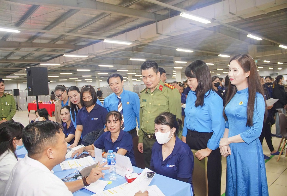 Lãnh đạo Bộ Công an, Liên đoàn Lao động tỉnh Nghệ An theo dõi quá trình khám bệnh, tư vấn cho công nhân, người lao động