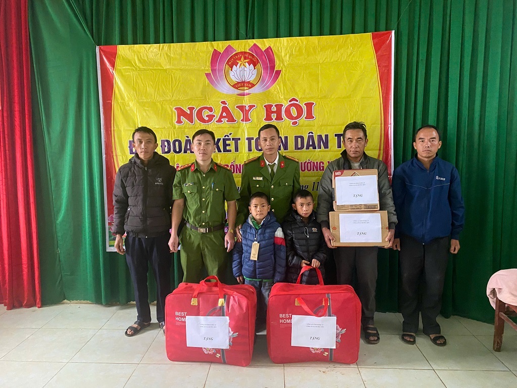 Công an xã Mường Xén tặng chăn ấm, áo phao, sữa và mì tôm cho các “em nuôi”