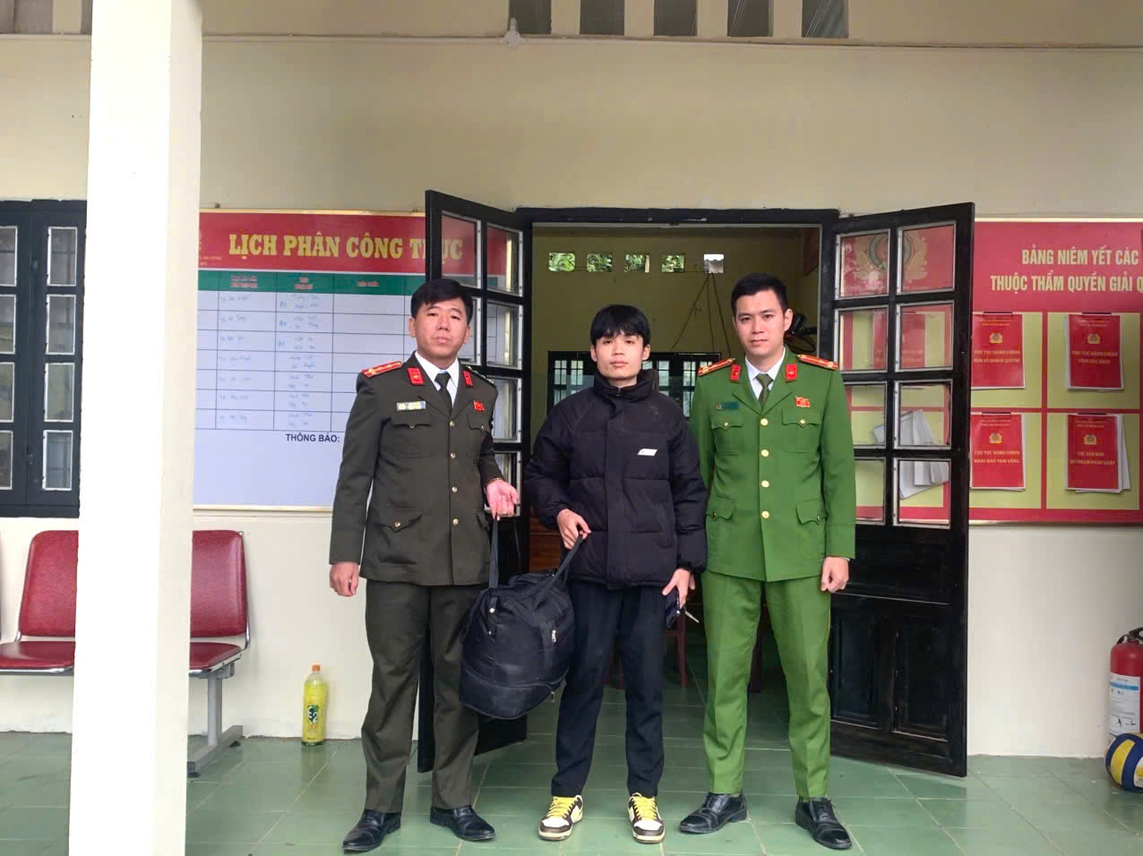 Em Thiều nhặt được chiếc túi đến trình báo Công an xã