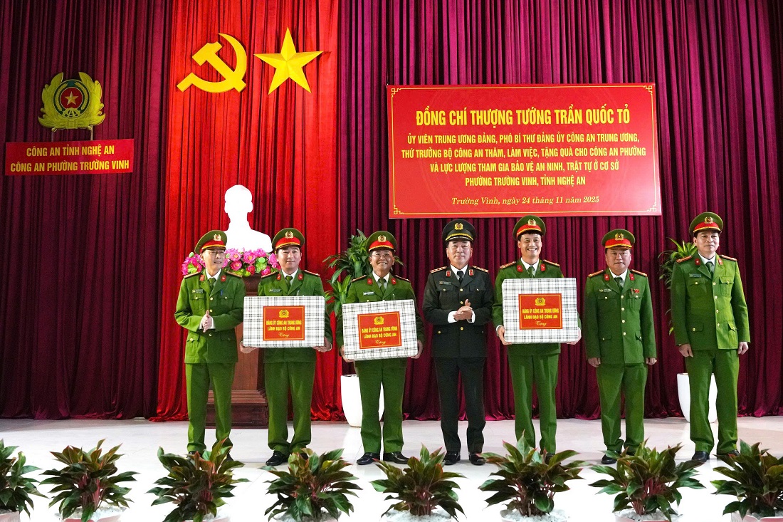 Đồng chí Thứ trưởng Trần Quốc Tỏ tặng quà đến Công an xã Vạn An và Công an phường Trường Vinh