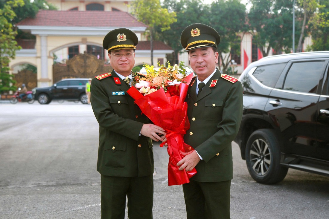 Đồng chí Đại tá Đinh Việt Dũng, Ủy viên Ban Thường vụ Tỉnh ủy, Bí thư Đảng ủy, Giám đốc Công an tỉnh tặng hoa đồng chí Thứ trưởng Trần Quốc Tỏ