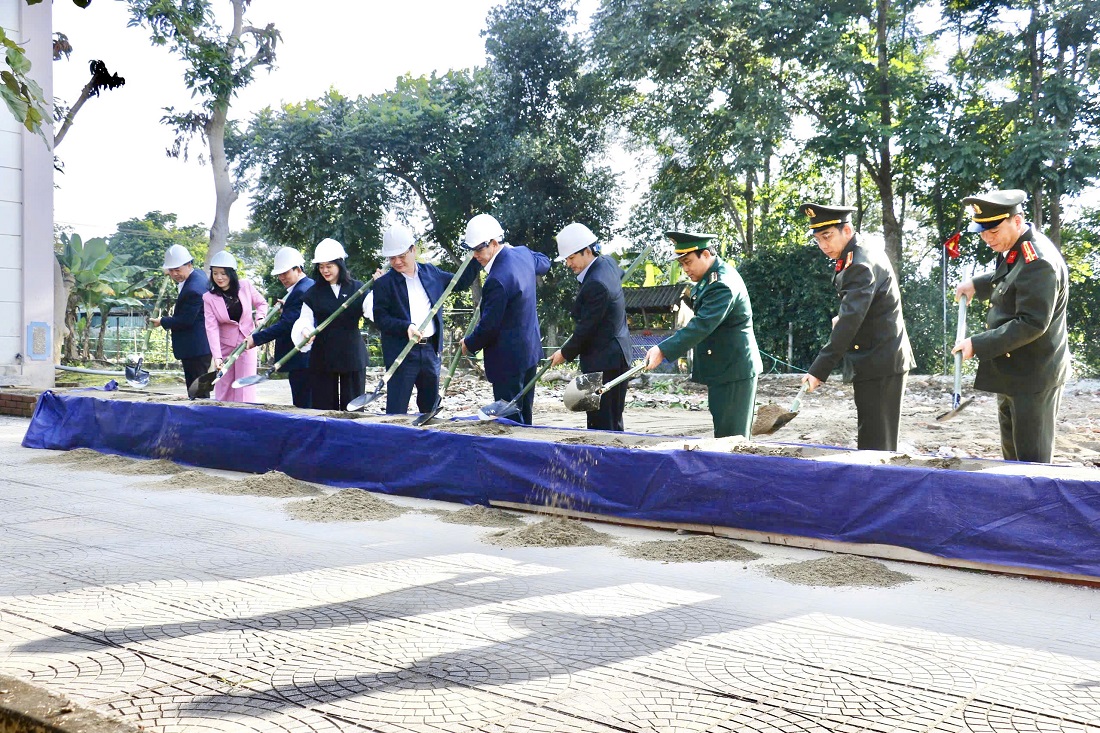 Các đại biểu tiến hành nghi thức khởi công xây dựng Trạm Y tế xã Châu Khê