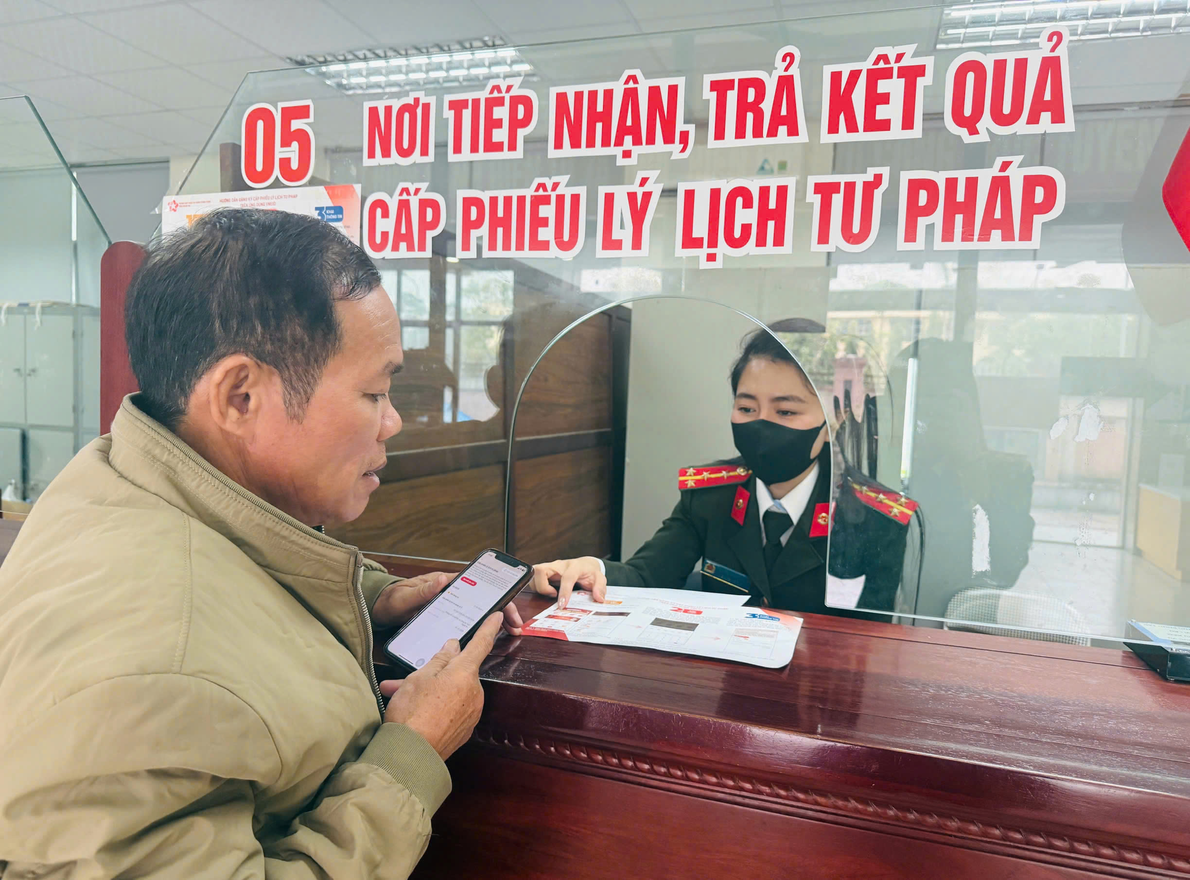 Người dân được hướng dẫn sử dụng ứng dụng VNeID để đăng ký  cấp phiếu lý lịch tư pháp