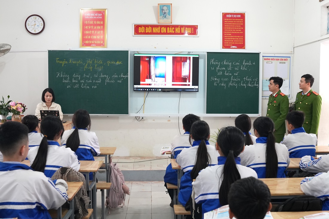 Các em học sinh được xem video tuyên truyền pháp luật về phòng chống pháo nổ, vật liệu nổ và công cụ hỗ trợ tại lớp học