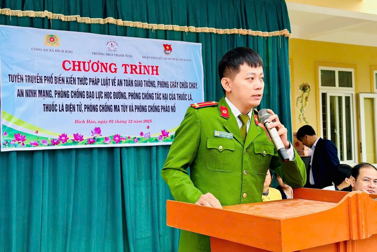 Công an xã Bích Hào tuyên truyền pháp luật tại Trường THCS Thanh Tùng 