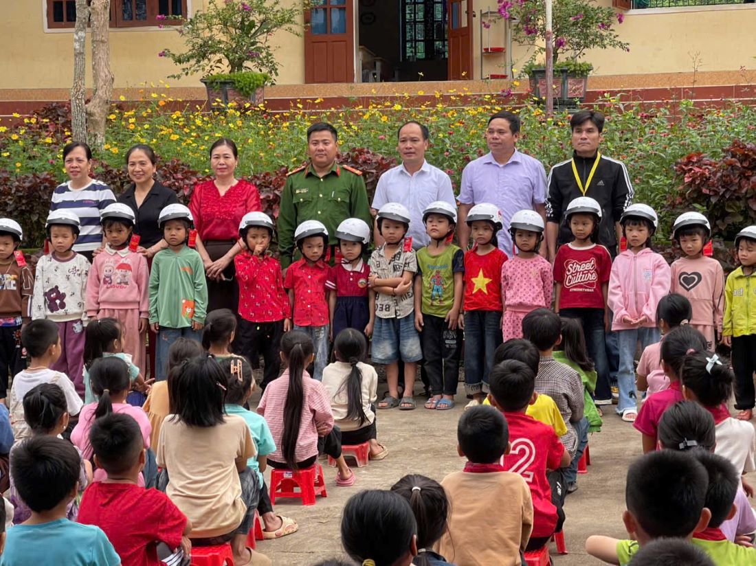 Trao tặng mũ bảo hiểm đến các em học sinh 