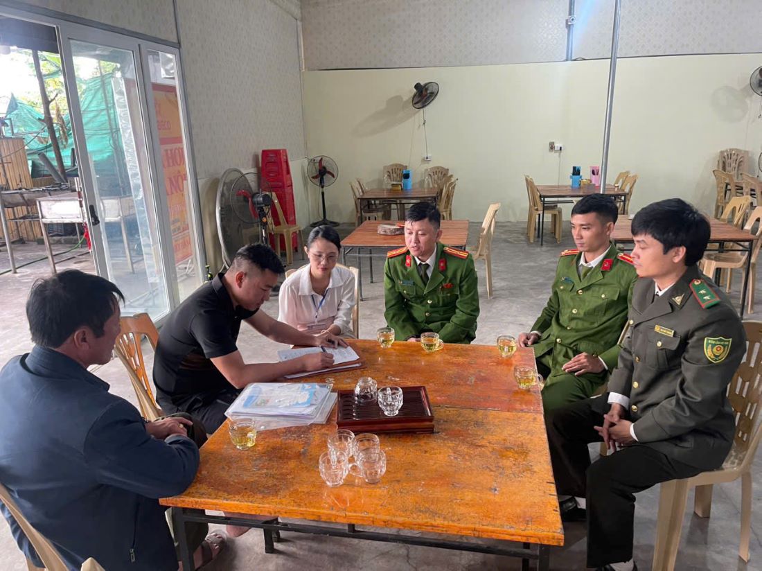 Lực lượng chức năng tuyên truyền, tổ chức ký cam kết tại các nhà hàng, quán ăn 