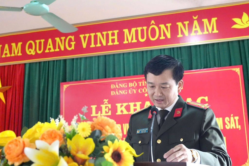 Thượng tá Chu Quang Thành, Phó Chủ nhiệm Thường trực Ủy ban Kiểm tra Đảng ủy Công an tỉnh báo cáo đánh giá quá trình học tập của học viên 