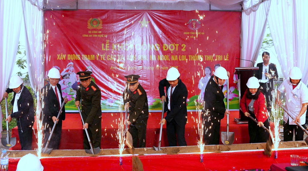 Đại biểu tiến hành nghi thức khởi công đợt 2 xây dựng các Trạm Y tế