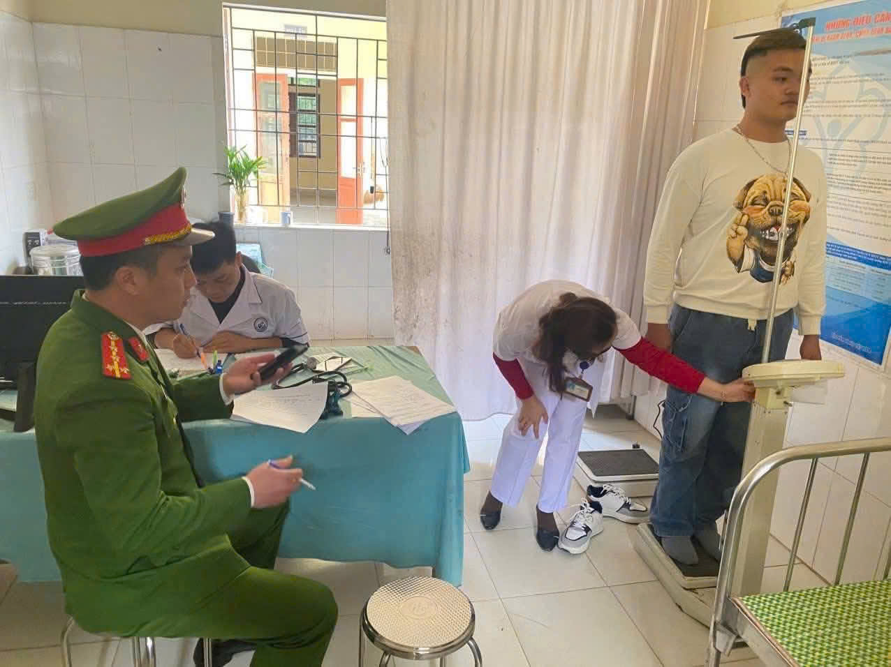 Công an xã Yên Na phối hợp Trạm Y tế xã hướng dẫn, kiểm tra sức khỏe cho công dân