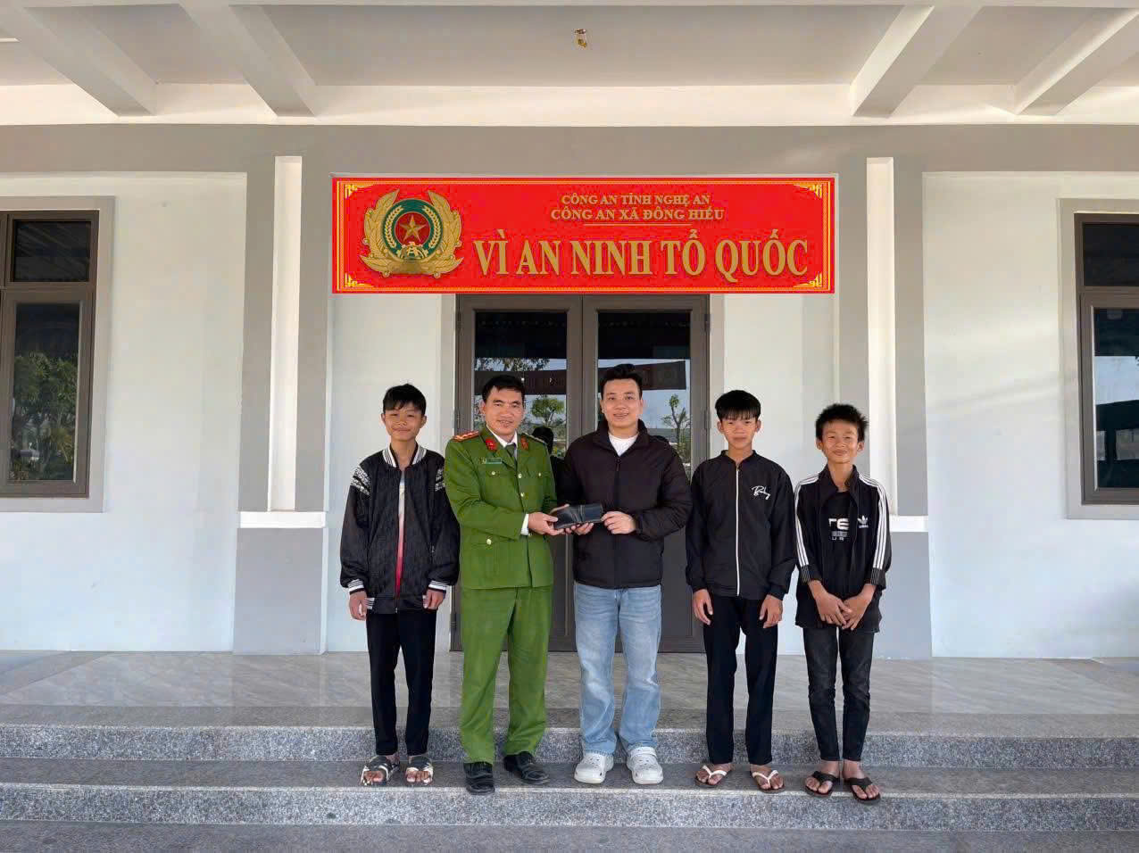 Công an xã Đông Hiếu và 03 em học sinh trả lại tài sản cho anh Sơn 
