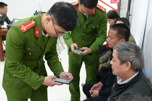 Công an xã tăng cường công tác chuyển đổi số hỗ trợ Nhân dân