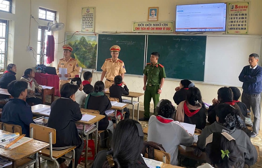 Công an xã Huồi Tụ phối hợp với Phòng CSGT Công an tỉnh Nghệ An tổ chức cho học sinh kí cam kết bảo đảm an toàn giao thông 