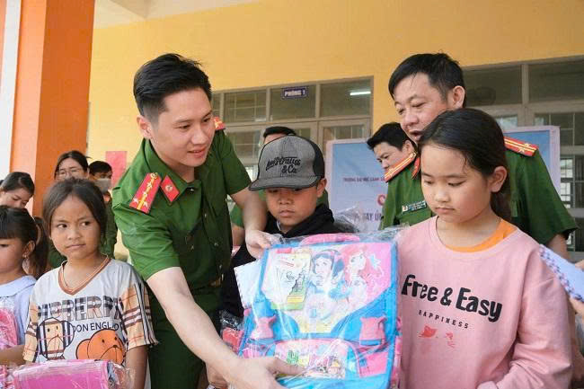 Những tập vở, đồ dùng học tập được trao tận tay các em học sinh