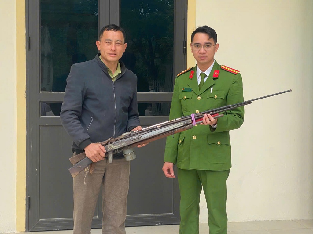 Người dân tự nguyện giao nộp VK, VLN, CCHT