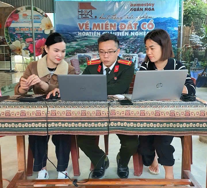 Công an xã hướng dẫn cơ sở lưu trú thực hiện khai báo tạm trú cho người nước ngoài