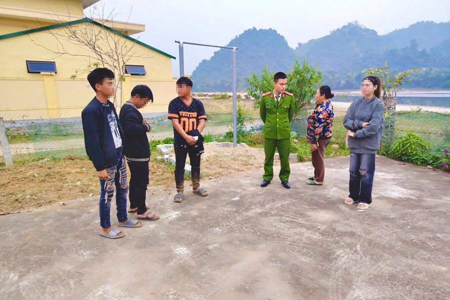 Cán bộ Công an xã trực tiếp tuyên truyền để thanh, thiếu niên tự giác chấp hành pháp luật