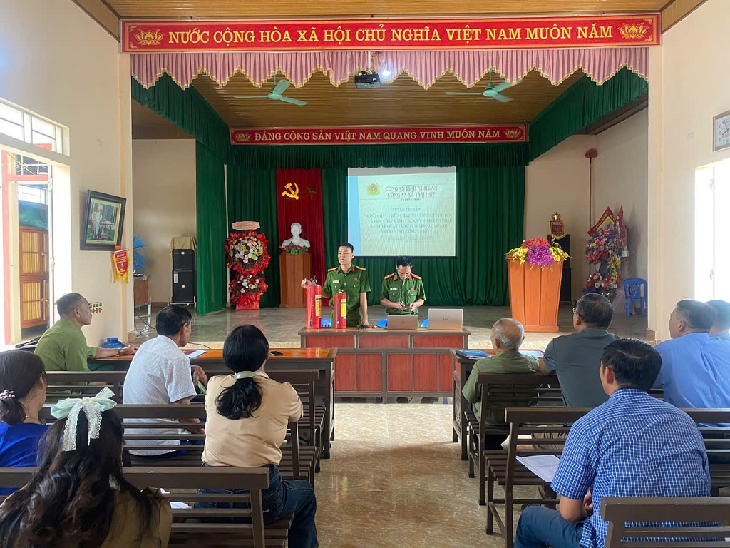 Một buổi tuyên truyên của Công an xã đến bà con nhân dân