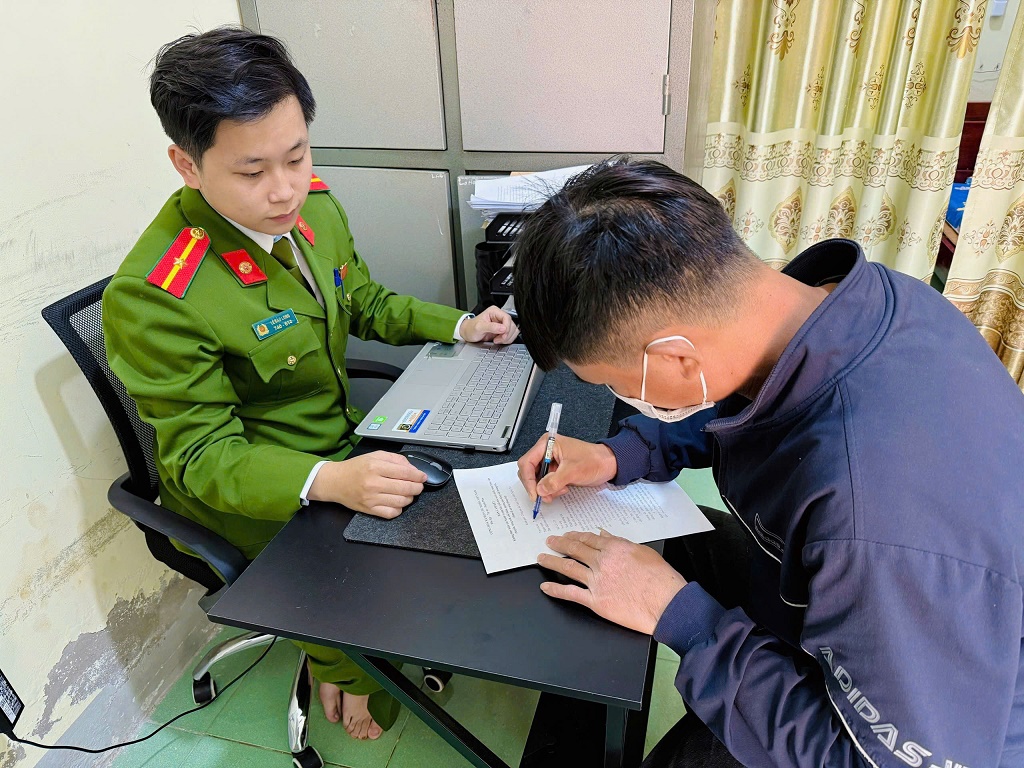 Người dân tự giác giao nộp dụng cụ bẫy chim trời và viết cam kết không thực hiện các hành vi vi phạm