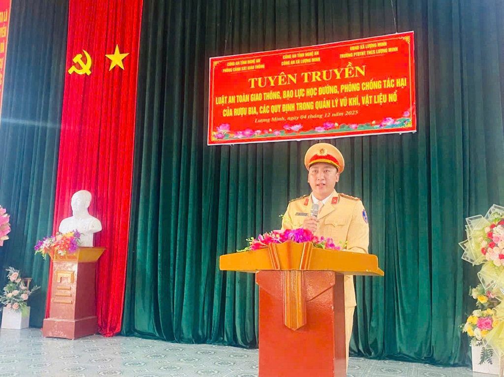 Công an xã và Cảnh sát giao thông tuyên truyền, phổ biến giáo dục pháp luật cho học sinh