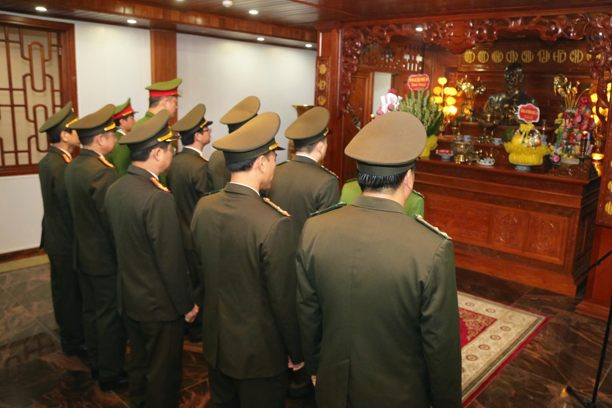Đoàn đại biểu Công an tỉnh dâng hoa, dâng hương tưởng niệm Chủ tịch Hồ Chí Minh tại Quảng trường mang tên Người
