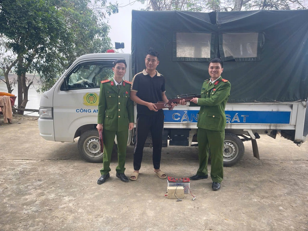 Người dân tự nguyện giao nộp VK, VLN, CCHT