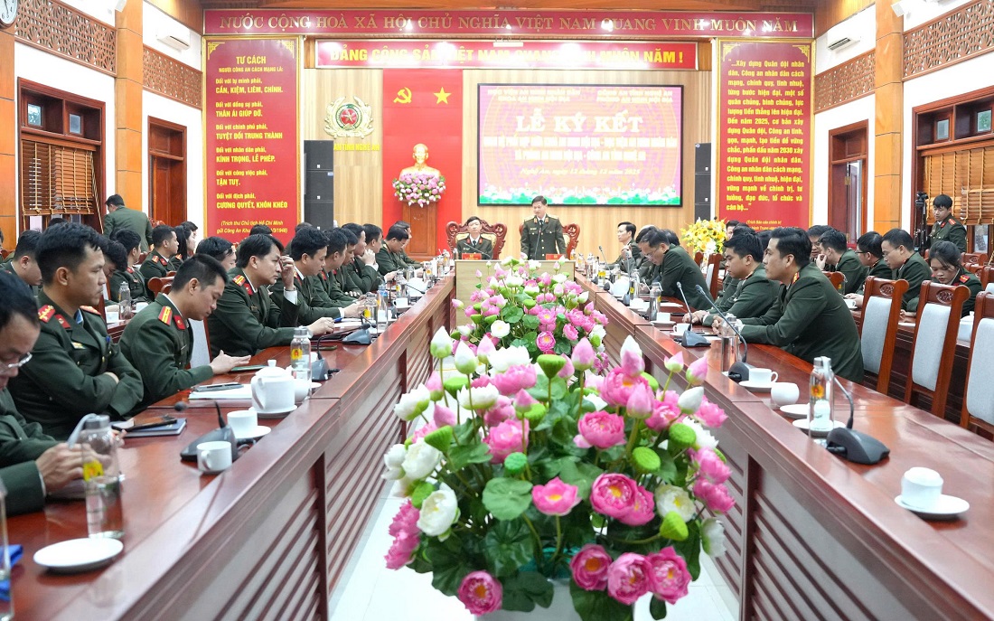 Đồng chí Thiếu tướng, PGS.TS Trần Anh Vũ, Phó Giám đốc Học viện ANND biểu tại buổi lễ