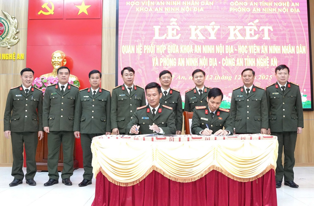 Đồng chí Thiếu tướng, PGS.TS Trần Anh Vũ, Phó Giám đốc Học viện ANND và Đại tá Trần Ngọc Tuấn, Ủy viên Ban thường vụ Đảng ủy – Phó Giám đốc Công an tỉnh cùng các đại biểu chứng kiến ký kết bản cam kết quan hệ phối hợp