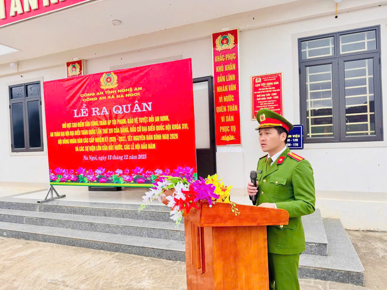 Đồng chí Thiếu tá Lỳ Bá Lử – Trưởng Công an xã Na Ngoi phát biểu tại buổi lễ 