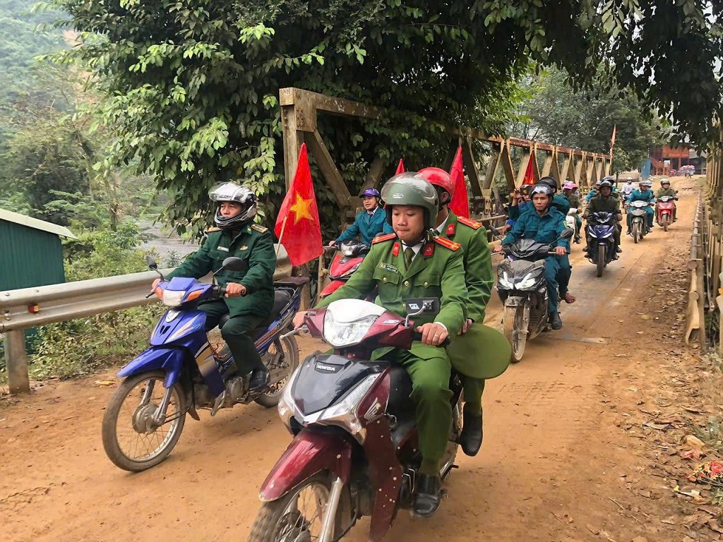 Ngay sau lễ ra quân, Công an xã Bắc Lý và lực lượng ANTT cơ sở các bản đã tổ chức diễu hành ra quân, thể hiện khí thế quyết tâm, tinh thần sẵn sàng hoàn thành xuất sắc nhiệm vụ được giao 