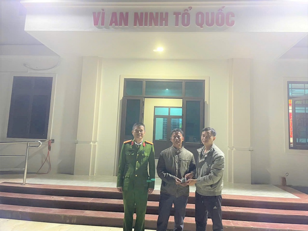 Công an xã Châu Tiến trao trả số tiền bị đánh rơi cho anh Nguyễn Văn Hùng