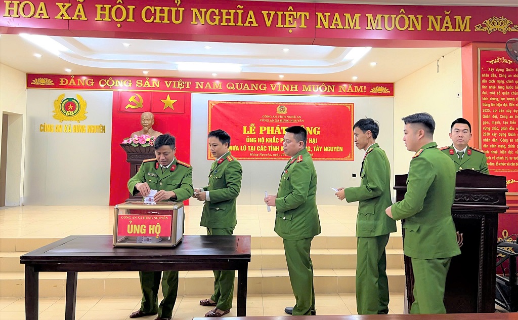 Tại buổi lễ, cán bộ chiến sỹ Công an xã Hưng Nguyên ủng hộ số tiền hơn 30 triệu đồng