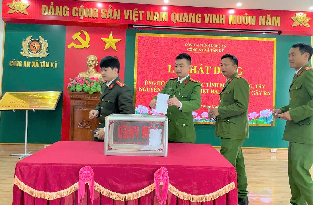 Tại buổi lễ, cán bộ chiến sỹ Công an xã Tân Kỳ ủng hộ số tiền hơn 30 triệu đồng
