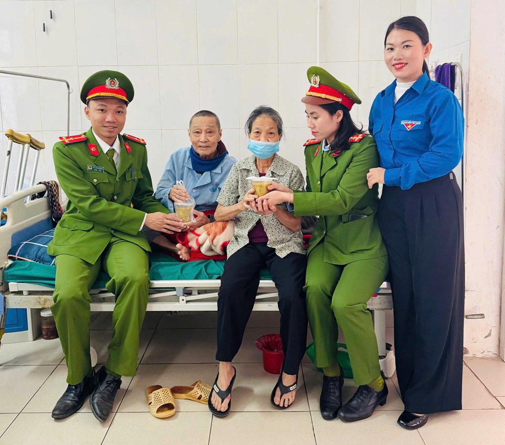 Nhiều bệnh nhân đã bày tỏ sự xúc động trước tình cảm và sự quan tâm của lực lượng Công an 