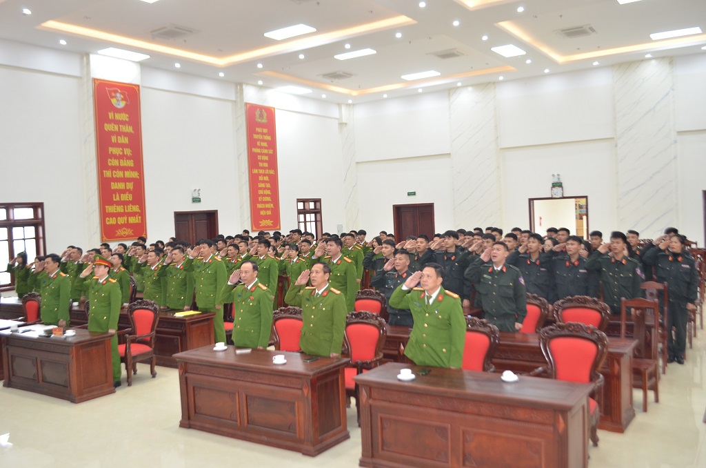 Đại biểu thực hiện nghi thức chào cờ 