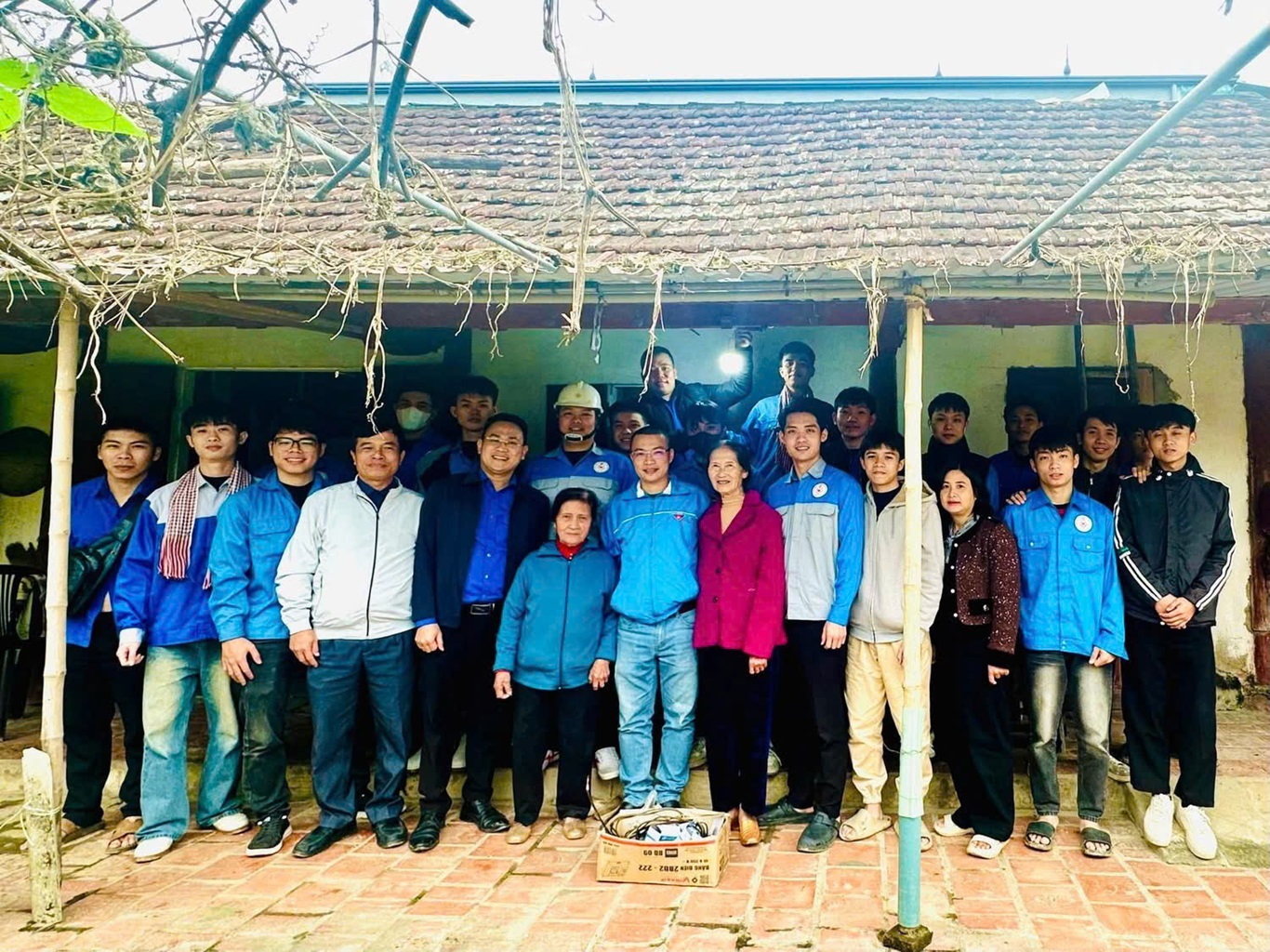 Một số hình ảnh buổi hỗ trợ lắp đặt, sửa chữa hệ thống điện sinh hoạt cho các hộ gia đình:
