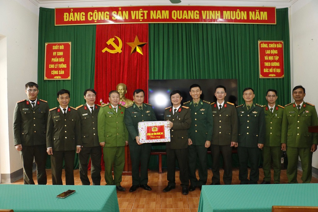 Đoàn công tác Công an tỉnh thăm, tặng quà cán bộ, chiến sỹ Công an các xã Huồi Tụ, Mường Típ và Đồn biên phòng Mường Ải