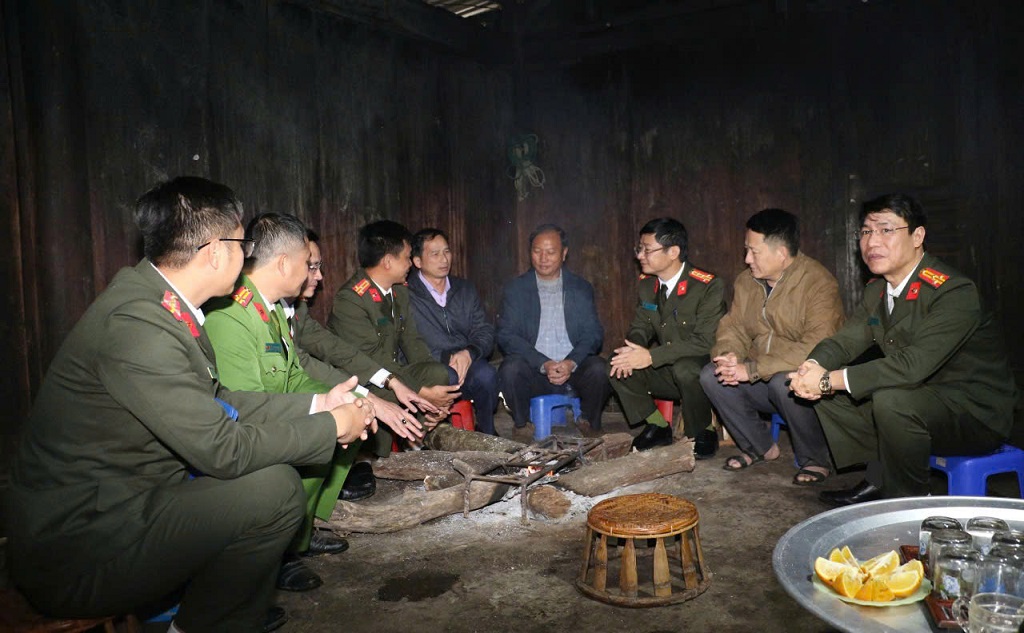 Đồng chí Đại tá Trần Ngọc Tuấn, Phó Giám đốc Công an tỉnh cùng Đoàn công tác thăm, tặng quà, chúc Tết hai người có uy tín trong đồng bào Mông tại xã Mường Lống