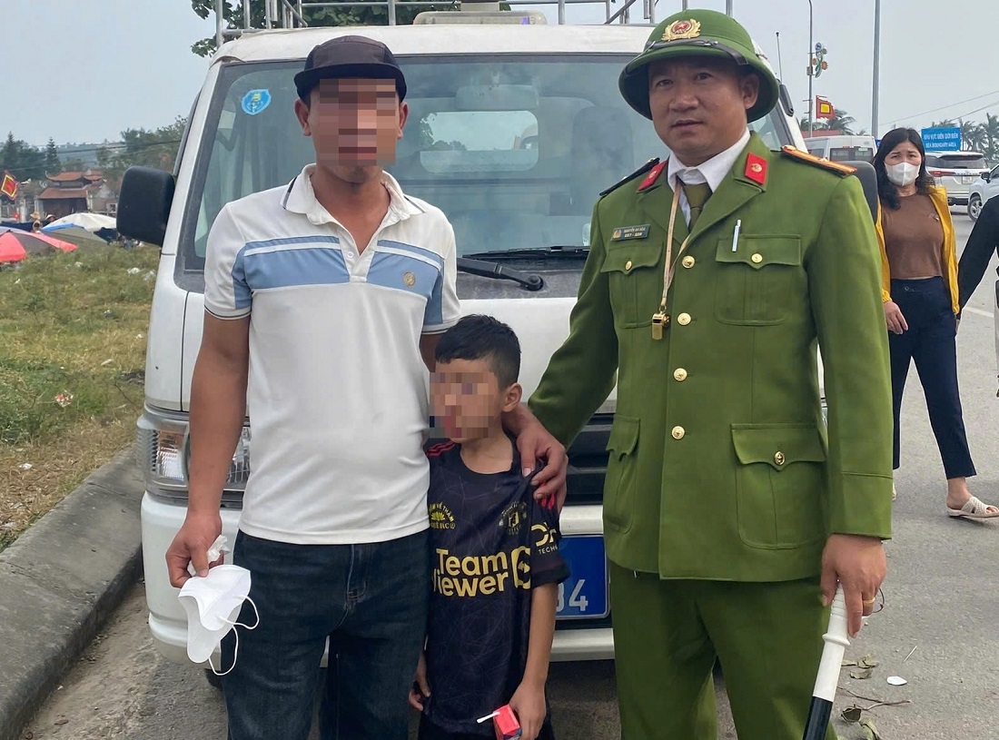 Cán bộ Công an phường Tân Mai bàn giao cháu N.Đ.T. cho gia đình