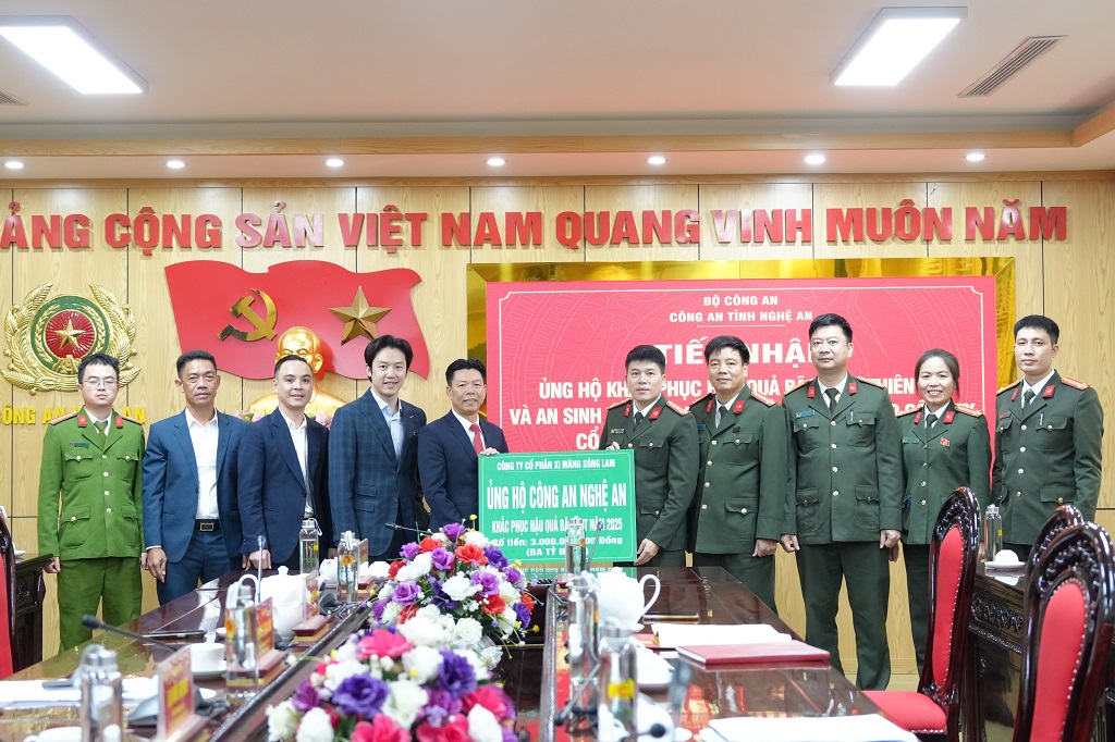 Công ty cổ phần Sông Lam hỗ trợ Công an Nghệ An 3 tỷ triệu đồng giúp đỡ cán bộ chiến sĩ Công an Nghệ An khắc phục thiên tai và người dân khắc phục hậu quả mưa lũ