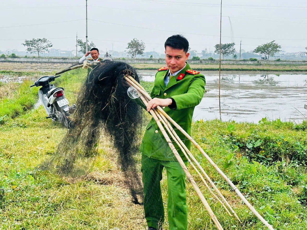 Lực lượng Công an thu hồi nhiều dụng cụ bẫy bắt chim trời