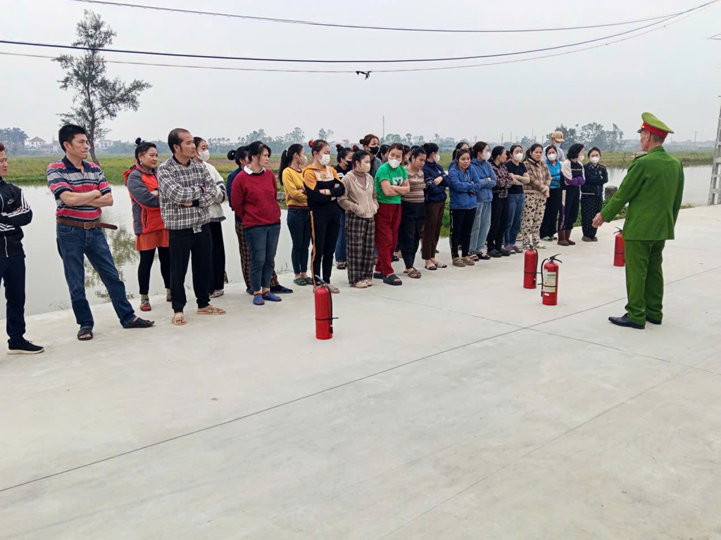 Công an xã Nghi Lộc tuyên truyền phòng cháy, chữa cháy cho công nhân, nhân viên Công ty TNHH may Hải Phong