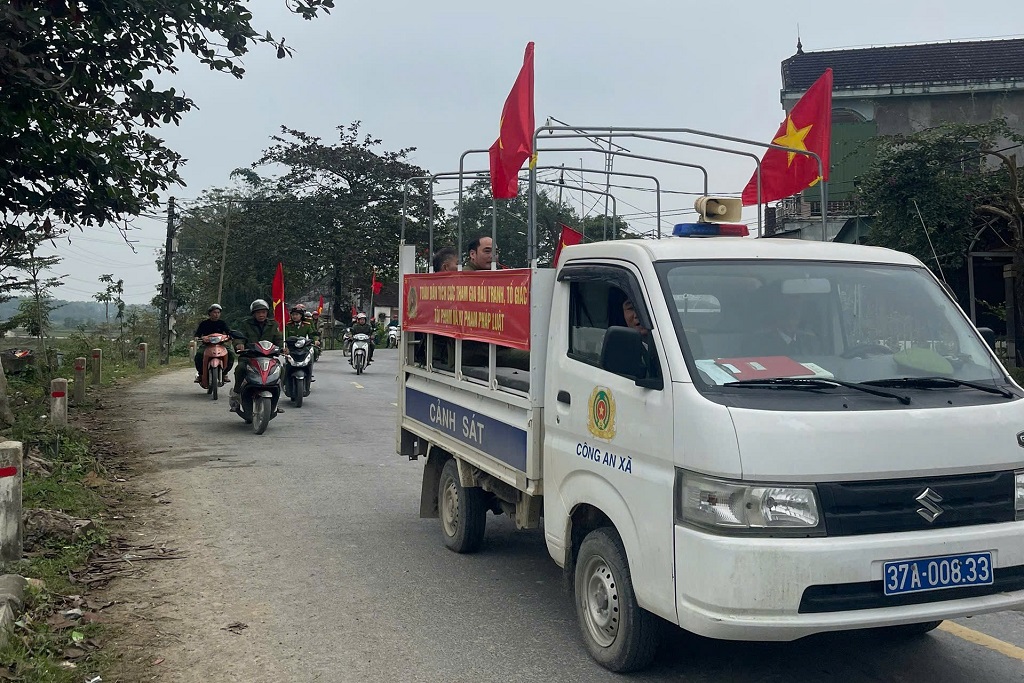 Công an xã tổ chức diễu hành, biểu dương lực lượng trên các tuyến đường xã