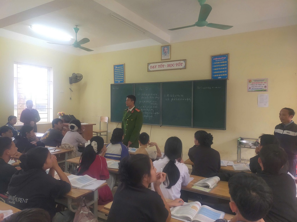 Công an xã kiểm tra đột xuất việc chấp hành nội quy, quy định của học sinh