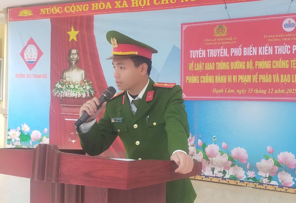 Cán bộ Công an xã tuyên truyền, phổ biến pháp luật cho các em học sinh