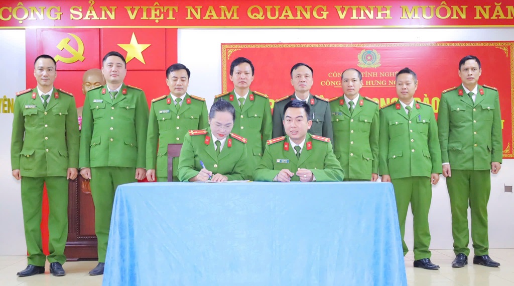 Công an xã Hưng Nguyên ký cam kết thi đua, thể hiện sự thống nhất trong toàn đơn vị, phấn đấu thực hiện thắng lợi phong trào “Ba nhất”